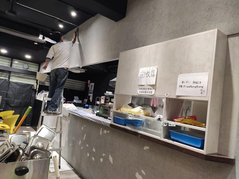協助在台尋求庇護港人維持生計的「保護傘」餐廳10月中旬遭人潑穢物,暫停營業3週後,7日晚間在臉書宣布將於11日恢復營業。圖為店家重新粉刷牆壁。(圖取自facebook.com/aegisvahk)