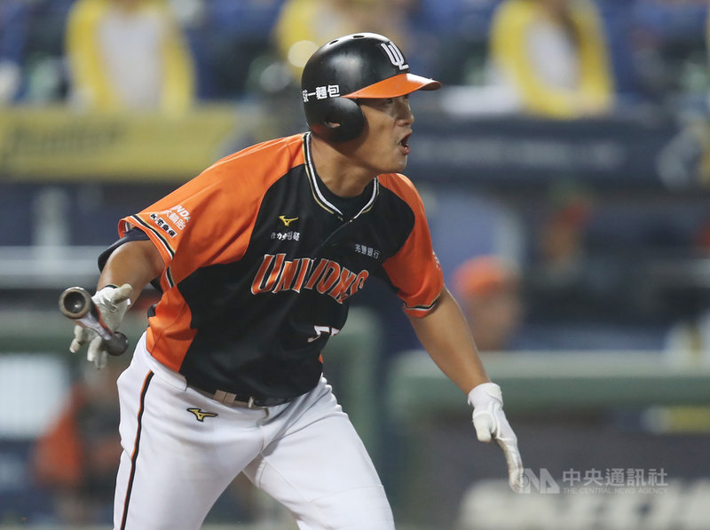 中職統一獅隊潘武雄(圖)7日在台灣大賽第6戰首局就敲出2打點安打,全場包辦3分打點,他賽後表示,首局幸運鎖定中信兄弟隊洋投德保拉(Jose De Paula)的滑球。中央社記者張新偉攝 109年11月7日