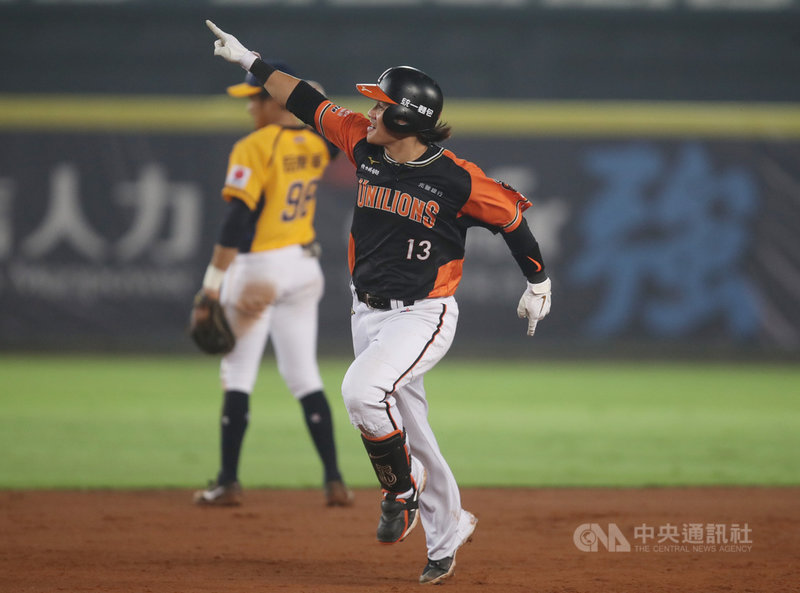 中華職棒台灣大賽第6戰，統一獅隊再次成功阻止中信兄弟隊拋彩帶，獅隊野手陳鏞基（前）在領先1分時轟出2分砲，加大領先優勢。陳鏞基賽後受訪說，當下難掩喜悅，8日將全隊團結一條心，全力以赴拚勝。中央社記者張新偉攝　109年11月7日