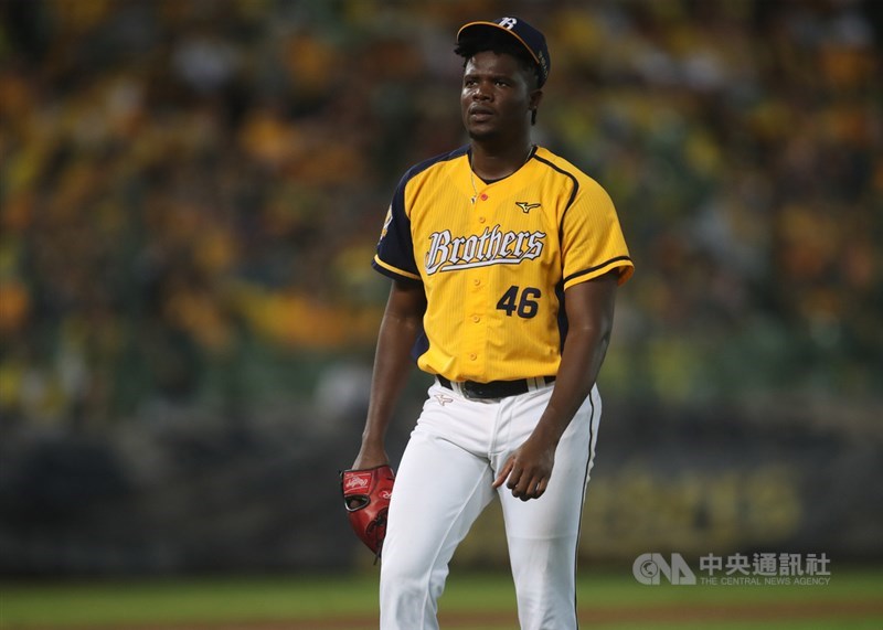 中職7戰4勝制總冠軍賽(台灣大賽)7日在台中洲際球場進行第6戰,中信兄弟隊洋投德保拉(Jose De Paula)先發7局失5分自責分,黯然退場。中央社記者張新偉攝 109年11月7日