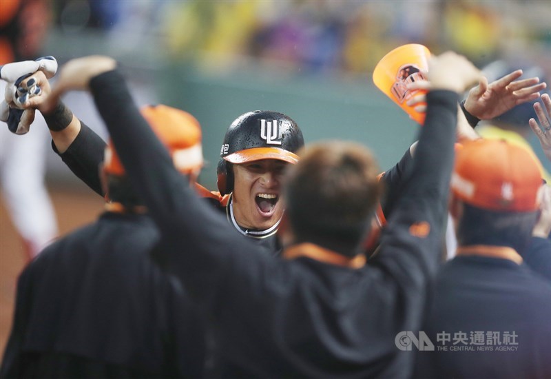 中職7戰4勝制台灣大賽7日在台中洲際球場進行關鍵第6戰,1局上,統一獅潘武雄一記二壘安打帶2分打點,送回壘上隊友陳傑憲(後中)、江亮緯,助隊領先。中央社記者張新偉攝 109年11月7日