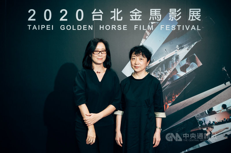 作家朱天文(右)首次執導的紀錄片「願未央」7日下午首度在2020金馬影展公開放映,她與配樂大師雷光夏(左)出席映後聯訪。(金馬執委會提供)中央社記者葉冠吟傳真 109年11月7日
