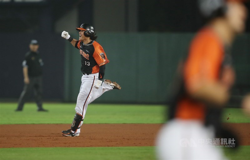 中職31年7戰4勝制台灣大賽7日在台中洲際球場進行第6戰,統一獅隊陳鏞基5局上轟出2分砲,助隊以4比1暫時領先,跑壘時興奮振臂吶喊。中央社記者張新偉攝 109年11月7日