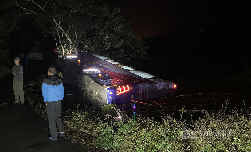 苗栗縣消防局7日晚間獲報,三義鄉龍騰村附近有遊覽車翻覆,派遣三義、銅鑼、卓蘭分隊前往救援,現場含司機共24人,4名乘客受輕傷送醫。(苗栗縣政府消防局提供)中央社記者魯鋼駿傳真 109年11月7日