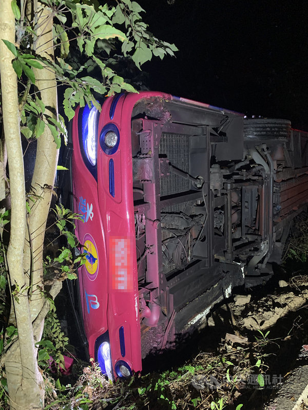 苗栗縣三義鄉龍騰村7日晚間傳出遊覽車翻車意外,駕駛疑因視線昏暗加上不熟路線,開進山區一條小路後不慎翻覆,車上4名乘客受輕傷,已送醫治療。(苗栗縣政府消防局提供)中央社記者魯鋼駿傳真 109年11月7日