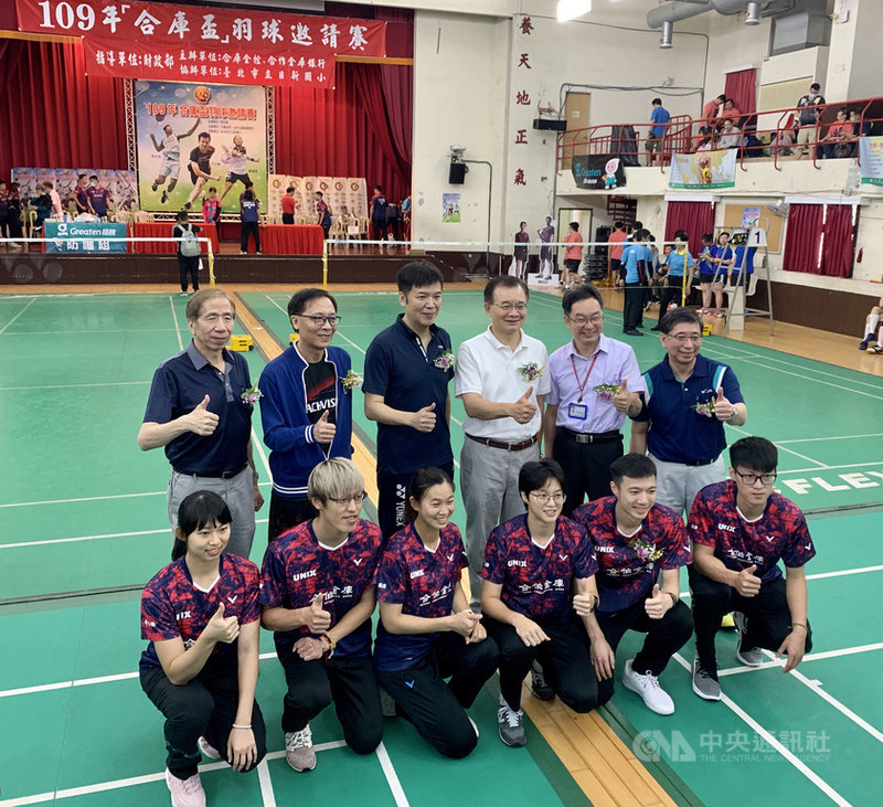 「羽球王子」王子維(前右2)擔任109年合庫盃羽球邀請賽代言人,7日應邀出席比賽開幕式,他說,長期受到球團栽培,球隊教練、隊友總是他最堅強後盾,能夠擔任活動代言人,讓他有些受寵若驚。中央社記者龍柏安攝 109年11月7日