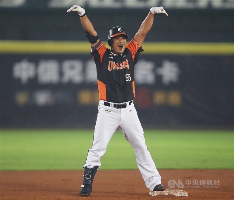 中職7戰4勝制台灣大賽7日移師台中洲際棒球場展開第6戰,統一獅隊潘武雄1局上敲出左外野方向二壘安打,帶2分打點,上壘後開心比出飛翔動作,向休息區隊友致意。中央社記者張新偉攝 109年11月7日