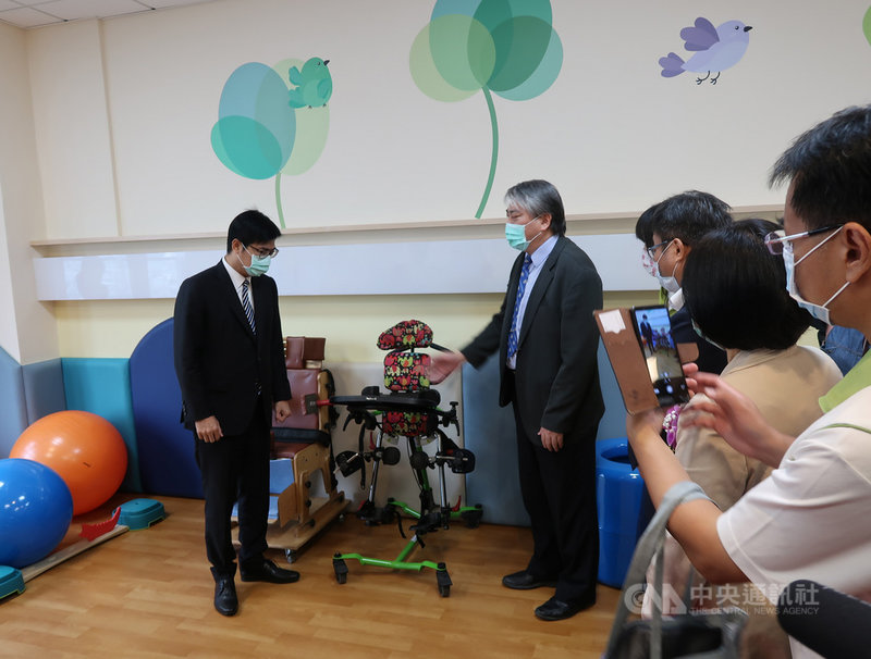 高雄市高齡整合長期照護中心8日啟用,高雄市長陳其邁(左)出席參訪,並到重大兒虐致重度障礙照護專區的飛象家園聽取簡報,並了解輔具及整合型服務項目。中央社記者王淑芬攝 109年11月8日
