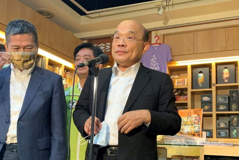 行政院長蘇貞昌(右)8日到三峽參訪李梅樹紀念館,他受訪時對拜登和賀錦麗當選美國總統與副總統表示祝福,並表示,台美關係在兩國總統領導下,一定會越來越好。中央社記者王鴻國攝 109年11月8日