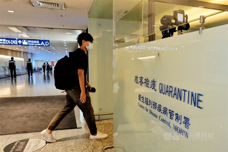 指揮中心宣布,台灣11日新增4例武漢肺炎確診,都是境外移入。圖為桃園機場旅客通過檢疫站。(中央社檔案照片)