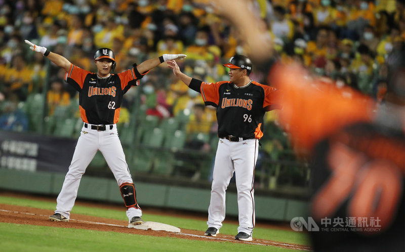 中職7戰4勝制台灣大賽8日在台中洲際球場進行最終第7戰,7局上,統一獅隊吳桀睿(左)代打敲出左外野方向落地安打,帶有一分打點,上壘後向休息區隊友致意。中央社記者張新偉攝 109年11月8日