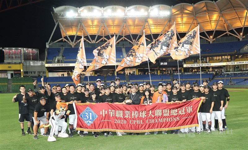 中華職棒總冠軍賽(台灣大賽)8日在台中洲際球場進行最終第7戰,統一獅隊一度落後,7局打下4分,最終以7比4擊敗中信兄弟、睽違7年拿下隊史第10冠,賽後全隊合影留念。中央社記者張新偉攝 109年11月8日