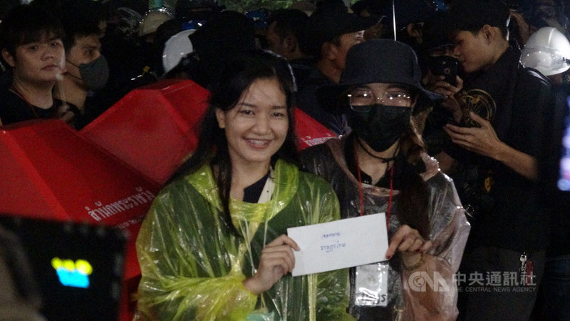 泰國反政府示威人士8日傍晚從民主紀念碑前遊行至大皇宮要遞交給泰王的信,抗議學生將訴求寫在信上後投遞在郵筒內。中央社記者呂欣憓曼谷攝 109年11月8日
