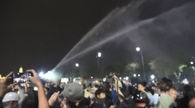 泰國反政府示威人士8日傍晚從民主紀念碑前遊行至大皇宮要遞交給泰王的信,途中遭到警方以水柱驅離,但警方隨後道歉表示是誤噴。中央社記者呂欣憓曼谷攝 109年11月8日
