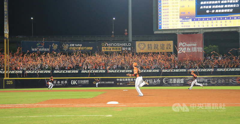 中華職棒7戰4勝制總冠軍賽(台灣大賽)最終第7戰,8日在台中洲際棒球場舉行,統一獅隊終場以7比4擊敗中信兄弟隊,戰績4勝3敗,抱回隊史第10冠。場邊球迷拋下橘色封王彩帶慶祝。中央社記者張新偉攝 109年11月8日