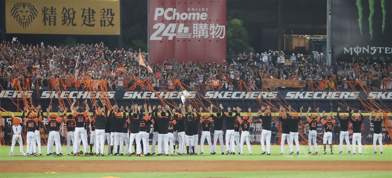 中華職棒總冠軍賽(台灣大賽)第7戰,統一獅隊8日一度落後,7局靠吳桀睿超前安、陳傑憲2分砲,最終以7比4擊敗中信兄弟、睽違7年拿下隊史第10冠。賽後獅隊選手到外野與球迷跳舞慶祝。中央社記者張新偉攝 109年11月8日