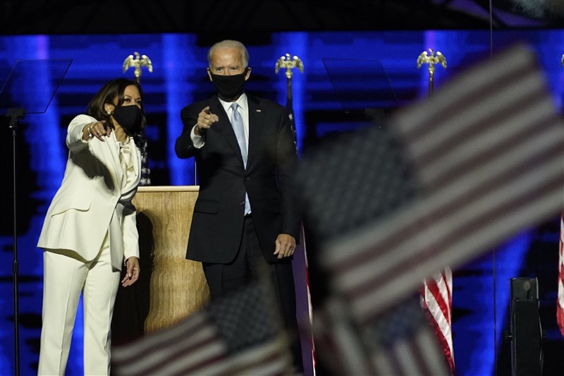 在美國總統大選取得過半選舉人票的民主黨籍候選人拜登(右)說,他會做所有美國人的總統。(美聯社)
