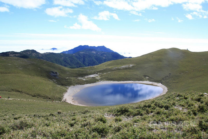 受疫情影響,民眾無法出國旅遊,旅遊平台KLOOK特別推薦「天使的眼淚-台東嘉明湖」等5條兼具登山還能拍美照的療癒路線行程。(KLOOK提供)中央社記者汪淑芬傳真 109年11月9日
