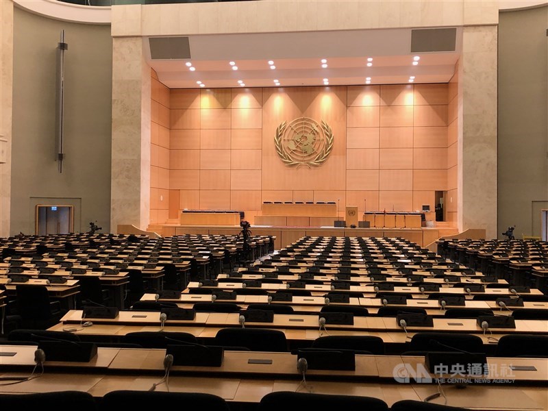WHA進入第2天會議,2020年委員會主席竟以與議程無關為由,在友邦發言時2度直接「卡畫面」。圖為2019年WHA會場。(中央社檔案照片)