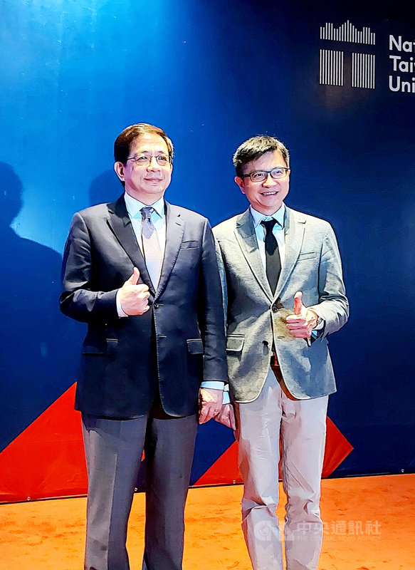 台灣大學9日舉行「世界百大,蓄勢待發」媒體茶敘,台大校長管中閔(左)和台大行銷中心執行長林俊昇(右)分享台大首度同時進入英國高等教育調查公司QS和英國泰晤士報高等教育特刊(THE)的世界大學排名前百大的喜訊,並發表台大的全球形象策略。中央社記者許秩維攝 109年11月9日