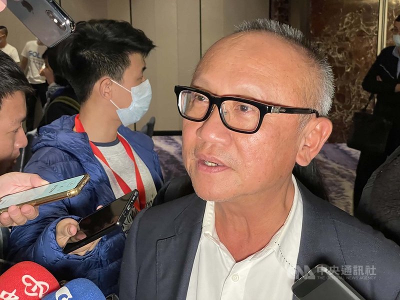 代工廠緯創副董事長黃柏漙10日出席GOLF學用接軌聯盟立案記者會時受訪表示,將來的產業變化很難預測,適度外移中國產能來避免政治上的風險,還是有必要。中央社記者吳家豪攝 109年11月10日