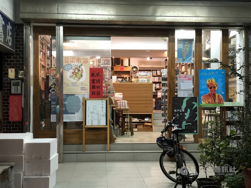 彰化獨立書店「南方書店」老闆陳潤星表示,網路電商削價行為打亂市場秩序,對實體書店經營是雪上加霜,將響應參與11月11日歇業一天活動,盼促使大眾關心書籍市場削價競爭的亂象。中央社記者吳哲豪彰化攝 109年11月10日