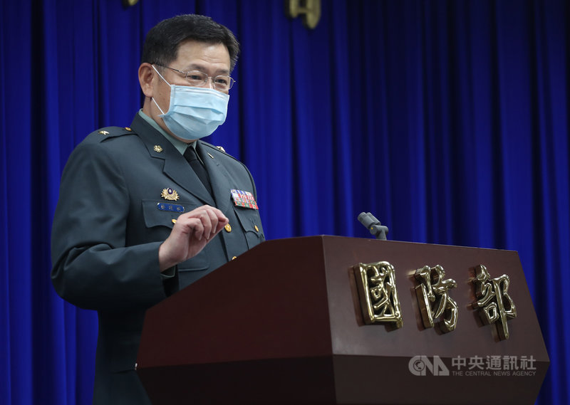 國防部軍醫局副局長蔡建松（圖）10日在國防部出席記者會表示，國防部常設「國軍疫情指揮中心」，是參考衛福部中央流行疫情指揮中心的架構，透過綿密監測系統與即時回報機制，提供精準防疫措施，確保官兵健康。中央社記者裴禛攝 109年11月10日