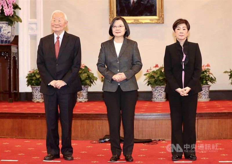 總統蔡英文(中)10日宣布APEC領袖代表由台積電創辦人張忠謀(左)出任,期許張忠謀與代表團達成兩項任務。圖右為張忠謀妻子張淑芬。中央社記者張皓安攝 109年11月10日