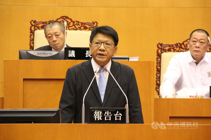 屏東縣長潘孟安(前)10日表示,他有參與高鐵南延屏東的整個過程,他跟大家保證,行政院會在最快的時間宣布,高鐵一定會到屏東。中央社記者郭芷瑄攝 109年11月10日