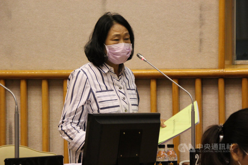 屏東縣議員唐玉琴(圖)10日在屏東縣議會定期大會質詢縣長潘孟安高鐵南延屏東案,並針對萊豬問題,要求縣府嚴格把關檢驗。中央社記者郭芷瑄攝 109年11月10日