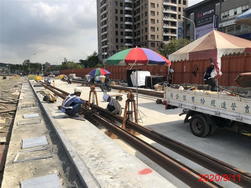 高雄市長陳其邁10日宣布,高雄輕軌二階即起復工。圖為施工畫面。(圖取自高雄市政府捷運工程局網頁mtbu.kcg.gov.tw)