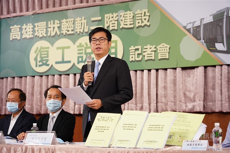 高雄輕軌二階有異議路段經過市府就噪音、41個優化路口動態模擬及優化方案調整後,市長陳其邁10日宣布即日起復工,且要加速工程推進。中央社記者董俊志攝 109年11月10日