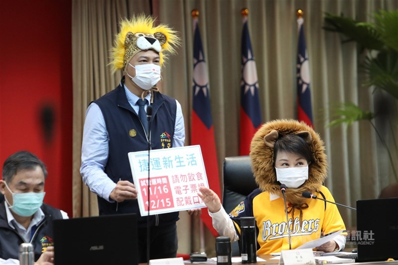 台中市長盧秀燕10日履行打賭承諾,戴獅子頭跑行程一天,上午主持市政會議中,並宣布台中捷運綠線將於11月16日起試營運,12月19日正式通車。中央社記者郝雪卿攝 109年11月10日