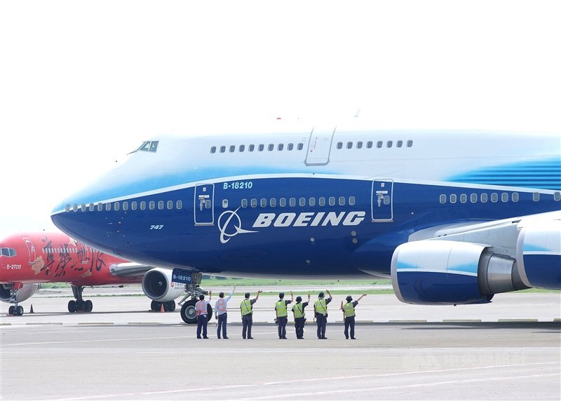 波音747-400客機享有「空中女王」美譽,在航空界引領風騷多年,華航決定將最後4架全部汰除,預計2021年首季走入歷史。圖為2007年總統陳水扁出訪中美洲宏誼搭乘專機。(中央社檔案照片)