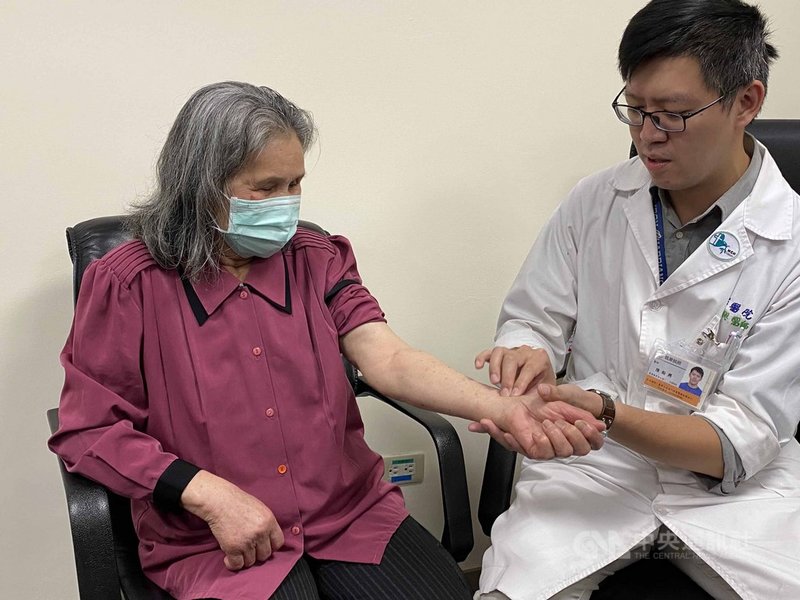 花蓮一名79歲阿嬤(左)日前因罕見的急性上肢動脈阻塞,導致左手劇烈疼痛、無力,所幸及時就醫接受導管手術,免除截肢風險。花蓮門諾醫院心臟血管內科主治醫師陳翰興(右)提醒,年紀大、有心律不整,特別是心房顫動、三高、抽菸的病人為高危險群。中央社記者李先鳳攝 109年11月11日