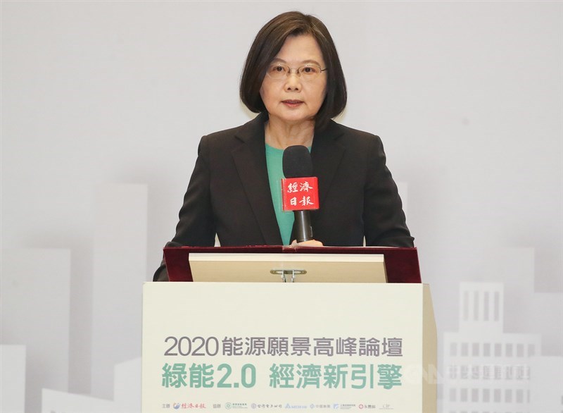 總統蔡英文（圖）11日在台北國際會議中心出席2020能源願景高峰論壇，並應邀致詞。中央社記者張新偉攝 109年11月11日