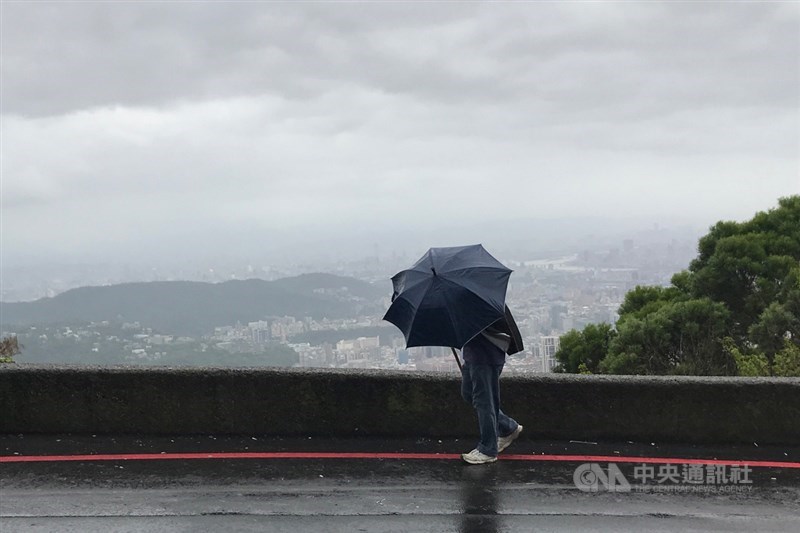 氣象專家吳德榮表示,11日、12日受東北風影響,北海岸、北部山區及東半部有局部短暫雨。(中央社檔案照片)