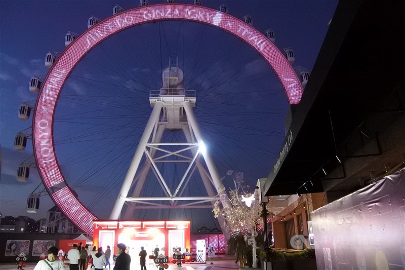 中國大陸網商阿里巴巴旗下的天貓購物網站與多個品牌合作,今年雙11期間推出品牌「快閃店」,加強產品在實體通路的宣傳。圖中是資生堂與天貓的廣告登上了上海的大悅城的摩天輪。(資料照片)中央社記者張淑伶上海攝 106年11月10日