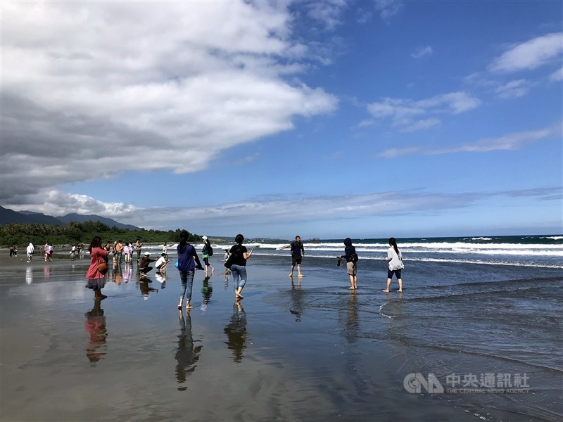 根據觀光局初步規劃,春節孝親專案對象限定55歲以上,每房補助新台幣1500元,每人可使用3次補助。圖為遊客前往台東都歷海灘戲水。(中央社檔案照片)