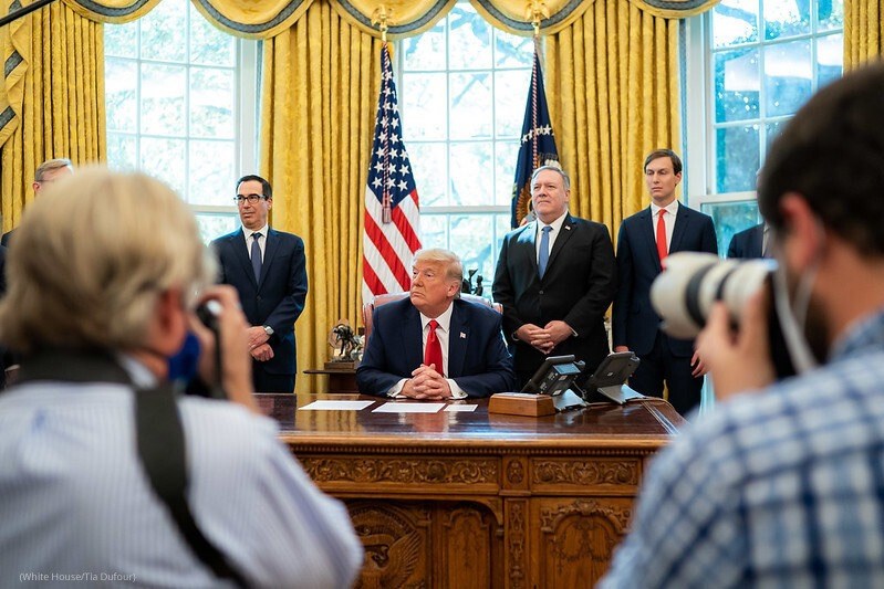 美國國務卿蓬佩奧（後右2）10日堅稱川普將持續掌權。（圖取自twitter.com/SecPompeo）