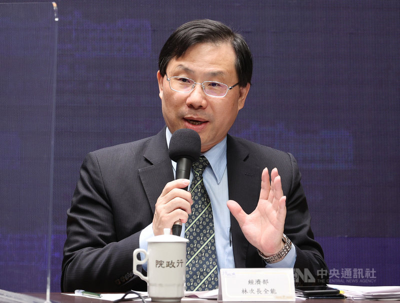 經濟部次長林全能(圖)12日表示,新增發放三倍券給持有永居證以及外交官員證,相關費用就是從現有費用中支應,因為紙本券還有剩餘,可以充分支應。中央社記者謝佳璋攝 109年11月12日