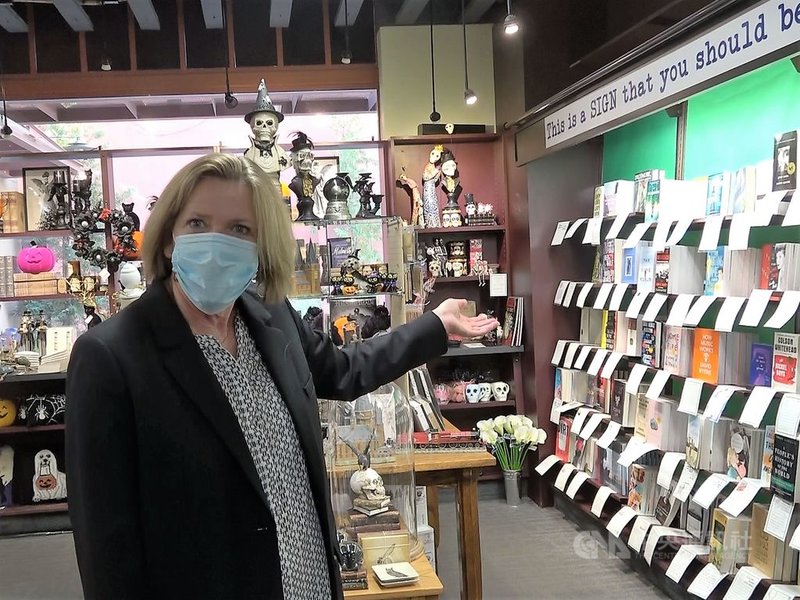 南加州最大、歷史最久的獨立書店弗羅曼書店(Vroman’s Bookstore)執行長高里蕭(Julia Cowlishaw)(圖)介紹店員推薦書牆面。中央社記者林宏翰洛杉磯攝 109年11月12日