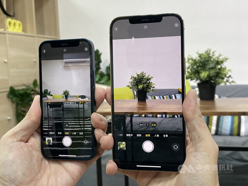 3C達人實測iPhone 12 mini(左)與iPhone 12 Pro Max(右),其中iPhone 12 Pro Max配備全新65公釐望遠鏡頭,可進行2.5倍光學變焦,實現更長距離的取景。中央社記者吳家豪攝 109年11月12日