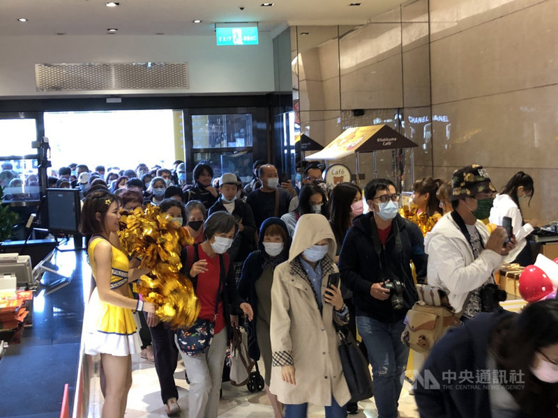 新光三越百貨第3波週年慶於12日開跑,新光三越台北站前店表示,首日業績目標新台幣4.6億元,預估首日來店人潮達7.3萬人,跟去年相比成長1成。中央社記者蘇思云攝 109年11月12日