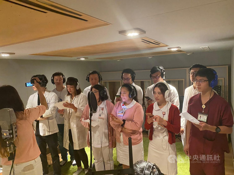 馬偕醫院12日指出,2020年在疫情艱難時刻,全台及世界各地都飽受2019冠狀病毒疾病肆虐,特選在醫師節當天推出整形外科主治醫師劉映君自創曲「承諾」(Promise),由院牧部召集各職系同仁,齊心唱出抗疫心聲。(馬偕醫院提供)中央社記者陳偉婷傳真 109年11月12日
