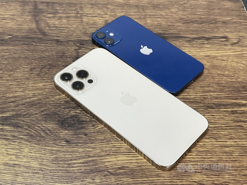 iPhone 12系列尺寸最大和最小的機型將於13日開賣,其中iPhone 12 Pro Max(下)配備6.7吋螢幕和三鏡頭相機,iPhone 12 mini(上)搭載5.4吋螢幕與雙鏡頭相機。中央社記者吳家豪攝 109年11月12日