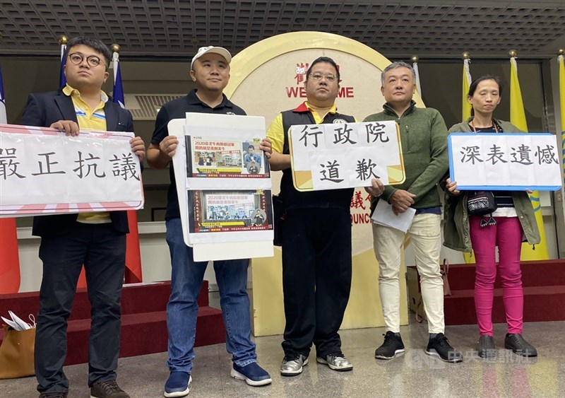 行政院指台北市牛肉麵節冠軍使用萊牛。台北市牛肉麵交流發展協會和相關業者12日到台北市議會抗議,業者強調,店內使用肉品都是萊克多巴胺未檢出,要求行政院道歉,否則不排除採取法律行動。中央社記者黃麗芸攝 109年11月12日