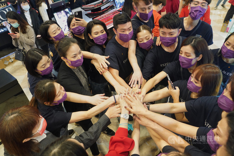 新光三越台北站前店週年慶活動12日登場,化妝保養品專櫃人員在百貨開門、民眾進場前喊口號互勉業績長紅。中央社記者徐肇昌攝 109年11月12日