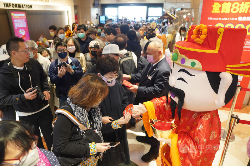 新光三越台北站前店週年慶活動12日登場,工作人員裝扮成財神爺,發放紅包給消費者。中央社記者徐肇昌攝 109年11月12日
