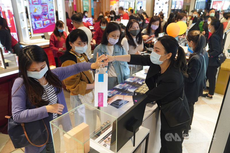新光三越台北站前店週年慶活動12日登場,民眾進入百貨公司皆配戴口罩,並依序排隊採買。中央社記者徐肇昌攝 109年11月12日